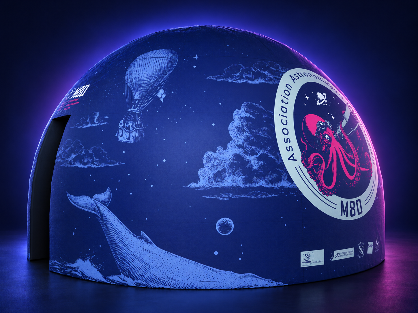 Autre vue du planétarium M80 avec une baleine, un ballon et le logo de l’association