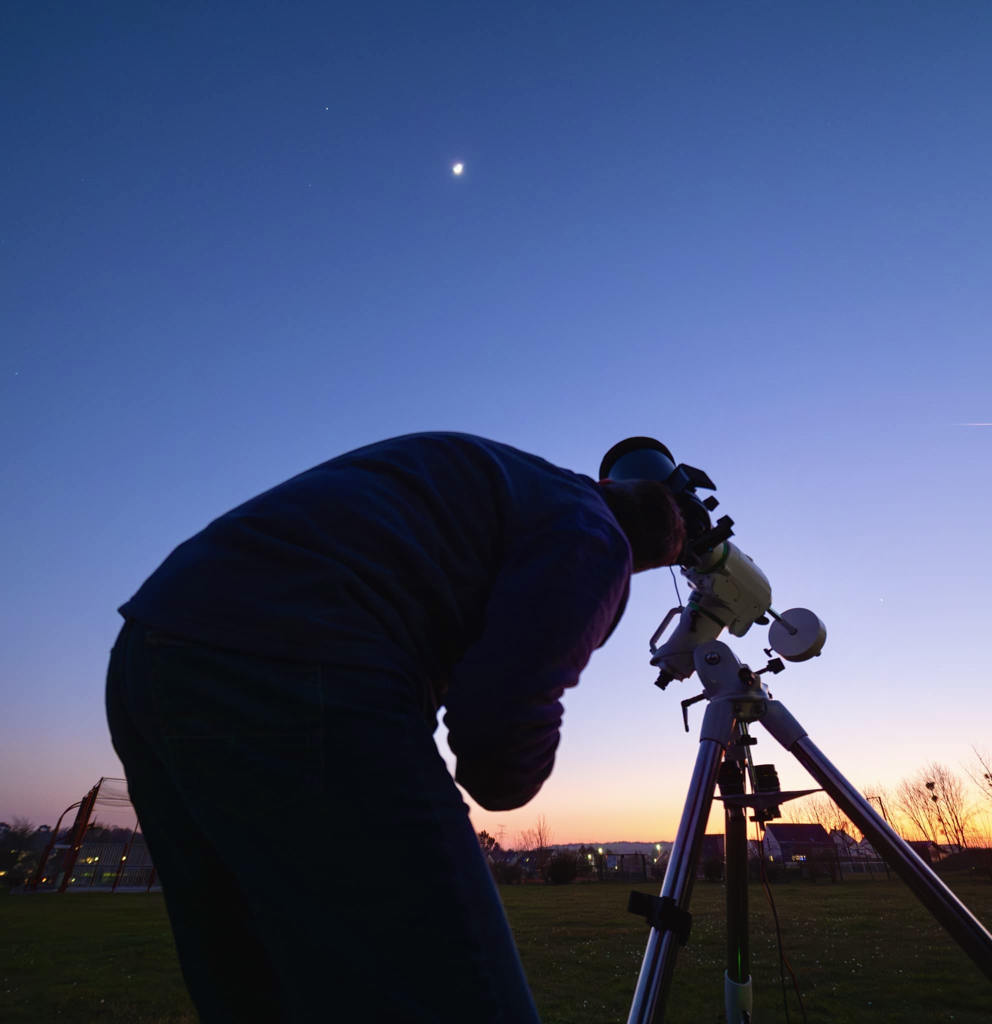 téléscope pointant vers le ciel