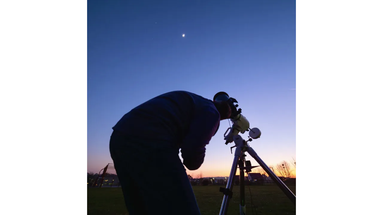 téléscope pointant vers le ciel